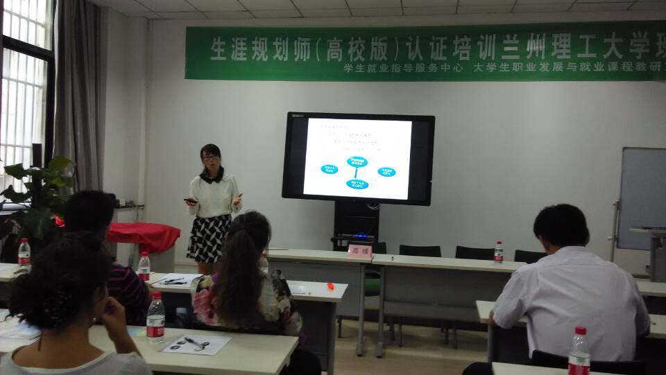            英国上市公司官网365“家长课堂”与新生家长共同助力孩子成长成才 