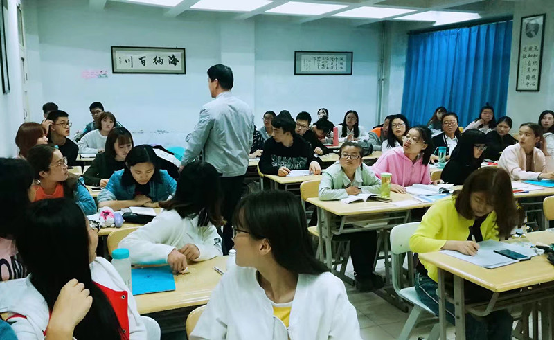            英国上市公司官网365开学第一天早晚自习有序进行 