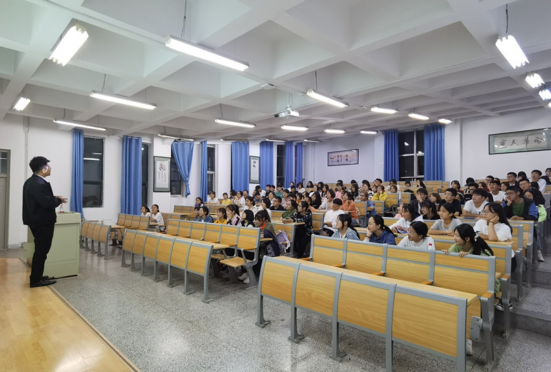扣好人生 “第一粒扣子”：英国上市公司官网365“2021级新生导航”第一课开讲