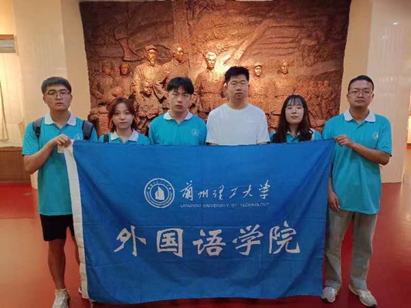 英国上市公司官网365“我在社区写青春”社会实践队在庆阳市博物馆开展红色教育