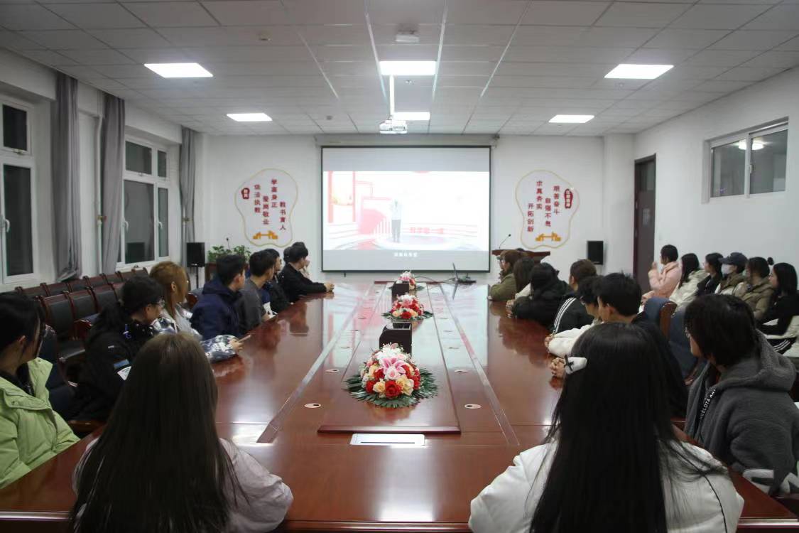 厚植爱国情怀，立志成才报国 ——英国上市公司官网365组织师生收看“开学第一课”