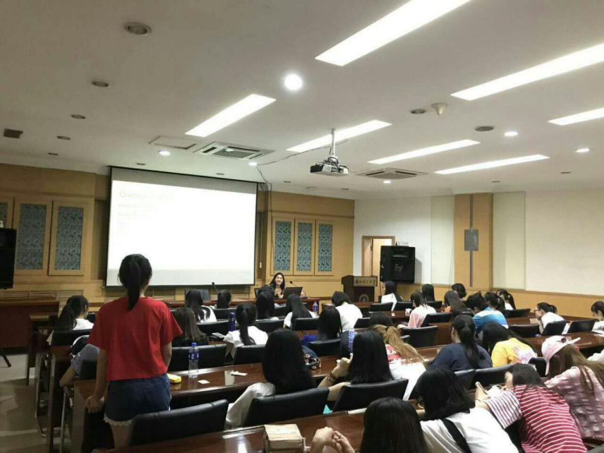           美国东康州大学林建忠教授来英国上市公司官网365讲学 
