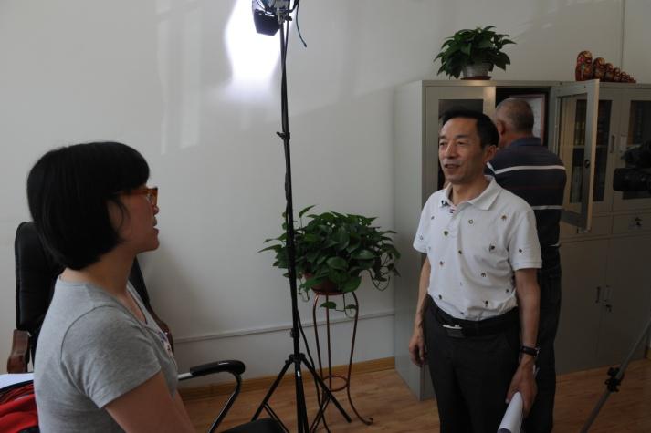            英国上市公司官网365李亚林老师接受央视抗战纪录片摄制组专访 