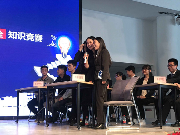           英国上市公司官网365代表队参加首届研究生校园安全知识竞赛并摘得桂冠 