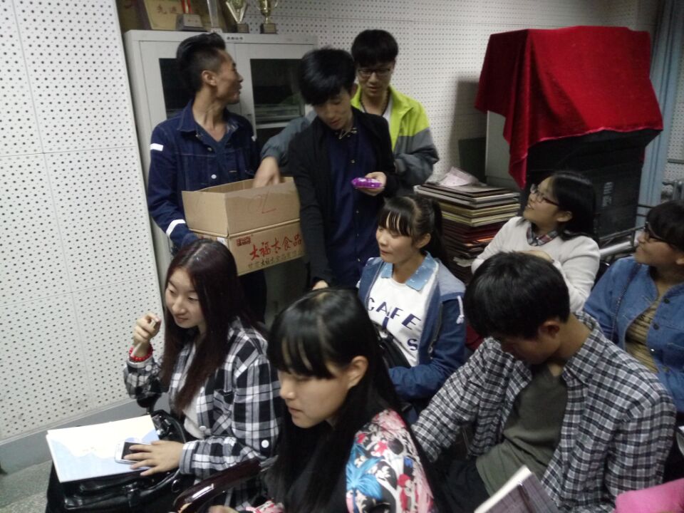            中秋送温暖 关爱在身边               ——英国上市公司官网365中秋佳节慰问新生