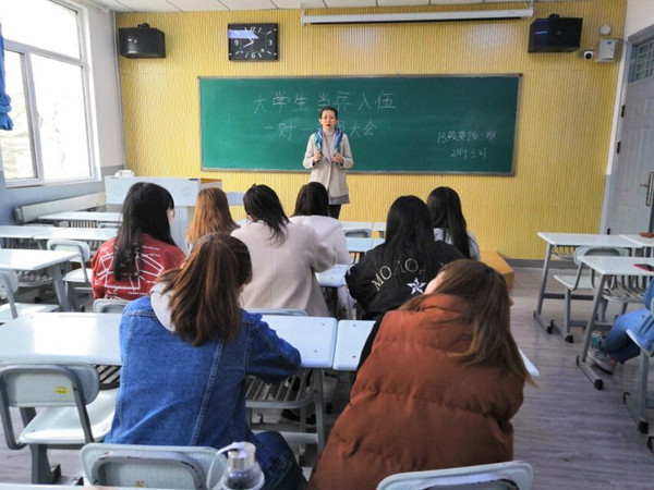           英国上市公司官网365毕业生各班召开“毕业生征兵入伍”主题班会 
