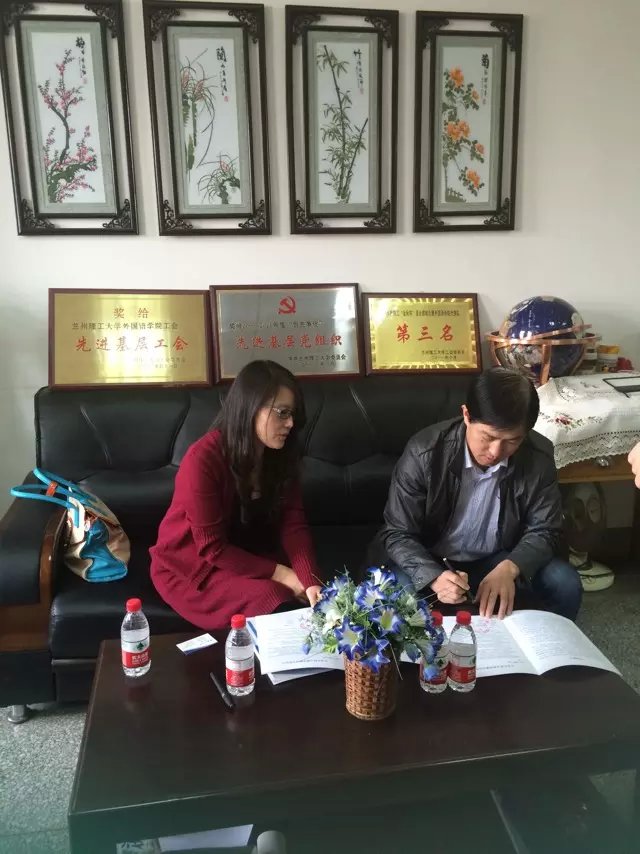            加强院企交流 促进毕业生就业               ——英国上市公司官网365与北京宏强富瑞技术有限公司签订就业基地协议